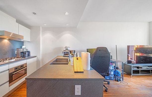 608 8488 CORNISH STREET, Vancouver BC V6P 0C2 S.W. Marine