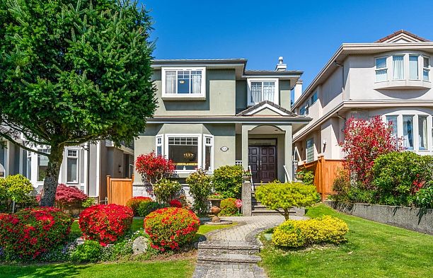 2739 W 32nd Avenue MacKenzie Heights