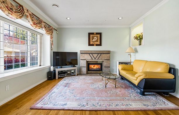 2739 W 32nd Avenue MacKenzie Heights