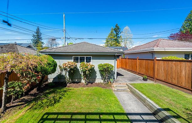 2739 W 32nd Avenue MacKenzie Heights
