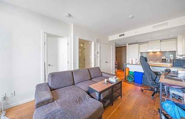 608 8488 CORNISH STREET, Vancouver BC V6P 0C2 S.W. Marine