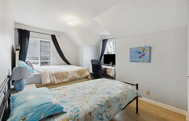 2923 W 32nd Avenue MacKenzie Heights