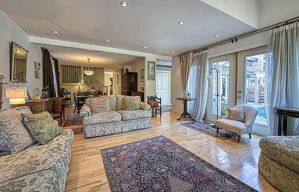 8184 EAST BOULEVARD, Vancouver BC V6P 5R6 S.W. Marine