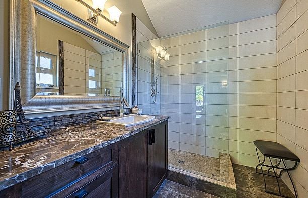8184 EAST BOULEVARD, Vancouver BC V6P 5R6 S.W. Marine