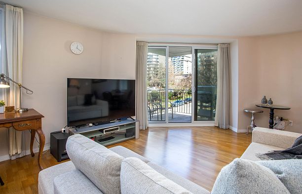 303 1575 BEACH AVENUE, Vancouver BC V6G 1Y5 West End VW