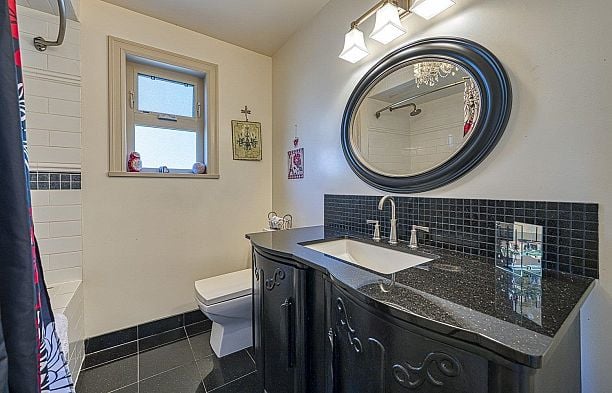 8184 EAST BOULEVARD, Vancouver BC V6P 5R6 S.W. Marine