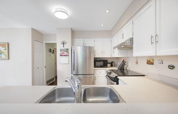 2118 6050 Larch Street Kerrisdale