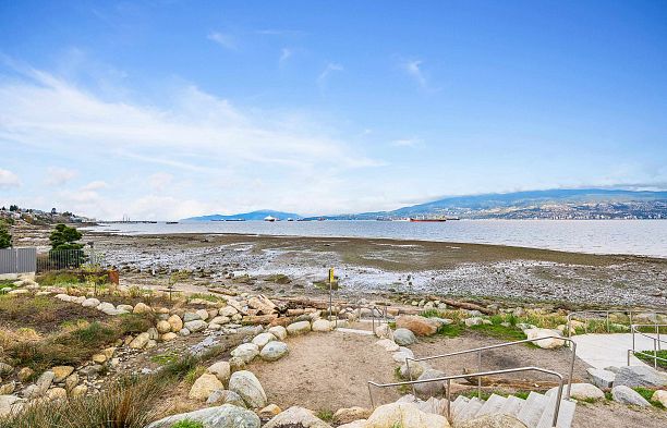 320 2890 Point Grey Road Kitsilano