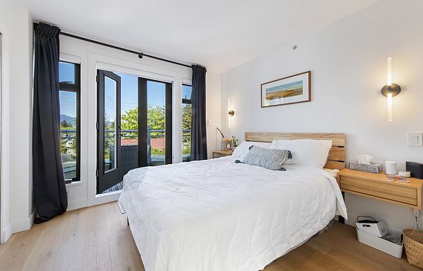 240 2565 W Broadway Avenue Kitsilano