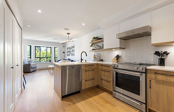 240 2565 W Broadway Avenue Kitsilano