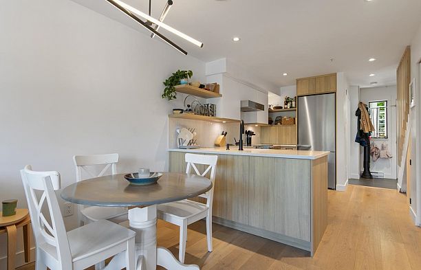 240 2565 W Broadway Avenue Kitsilano