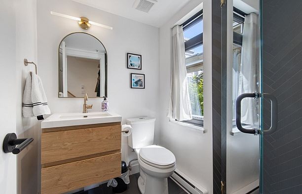 240 2565 W Broadway Avenue Kitsilano