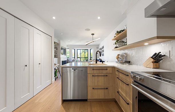 240 2565 W Broadway Avenue Kitsilano