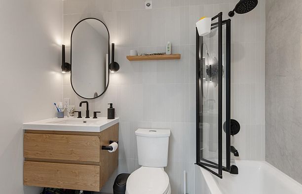 240 2565 W Broadway Avenue Kitsilano