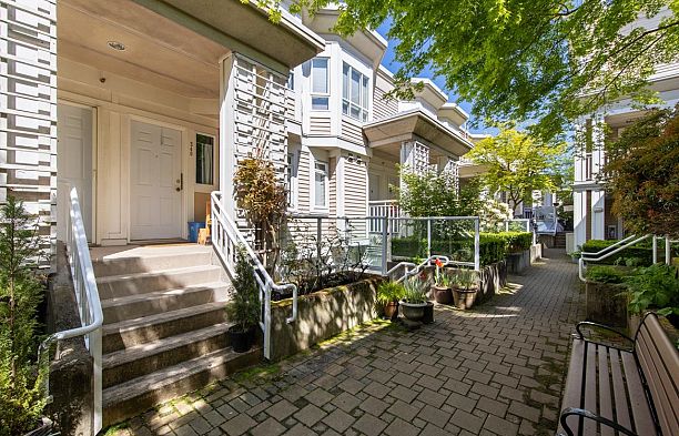 240 2565 W Broadway Avenue Kitsilano