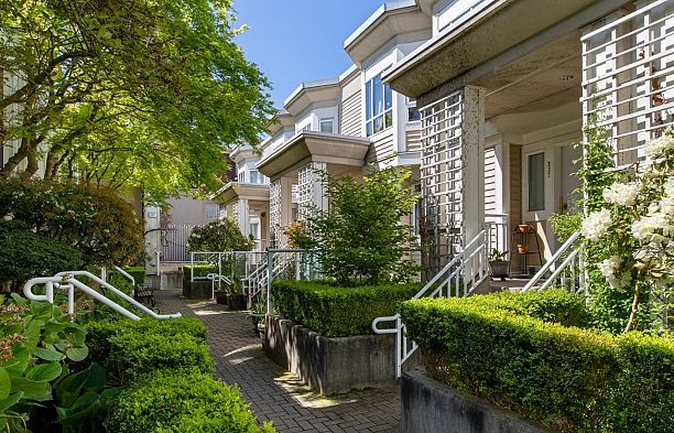 240 2565 W Broadway Avenue Kitsilano