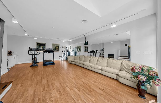 6249 Mccleery Street Kerrisdale