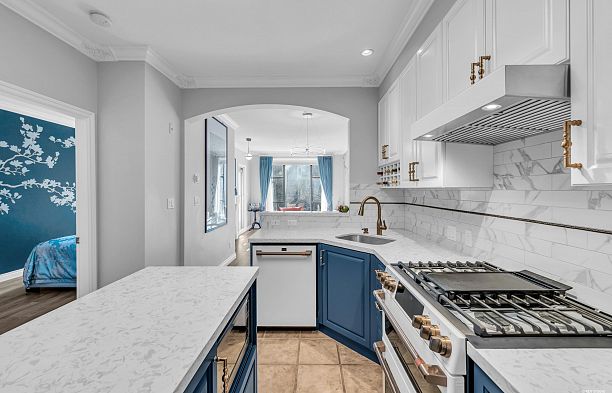 311 2175 Salal Drive Kitsilano