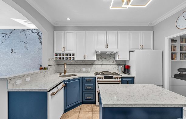311 2175 Salal Drive Kitsilano