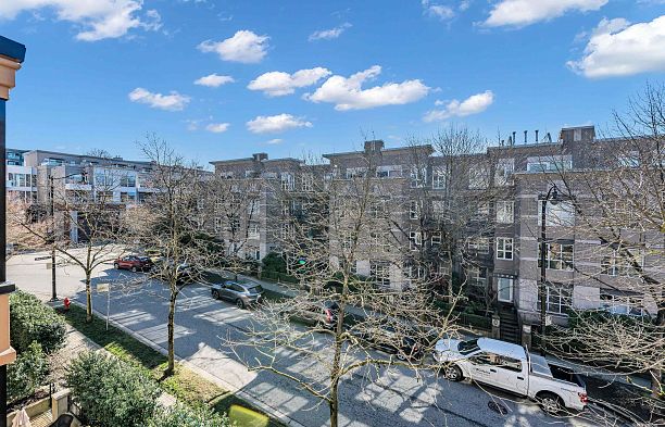 311 2175 Salal Drive Kitsilano