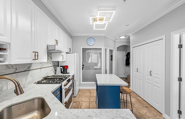 311 2175 Salal Drive Kitsilano