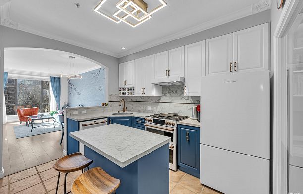 311 2175 Salal Drive Kitsilano