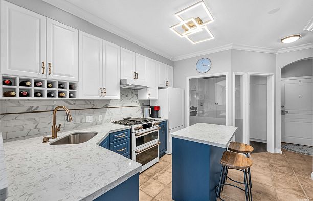 311 2175 Salal Drive Kitsilano
