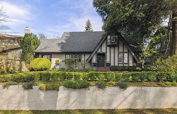 2627 W 37th Avenue MacKenzie Heights