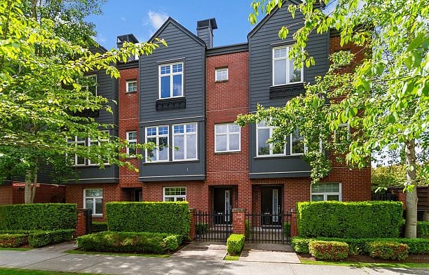 5425 Willow Street Cambie