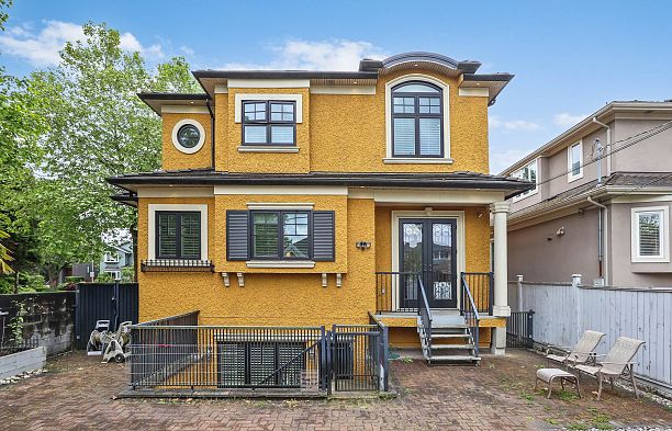 3593 Mackenzie Street Arbutus