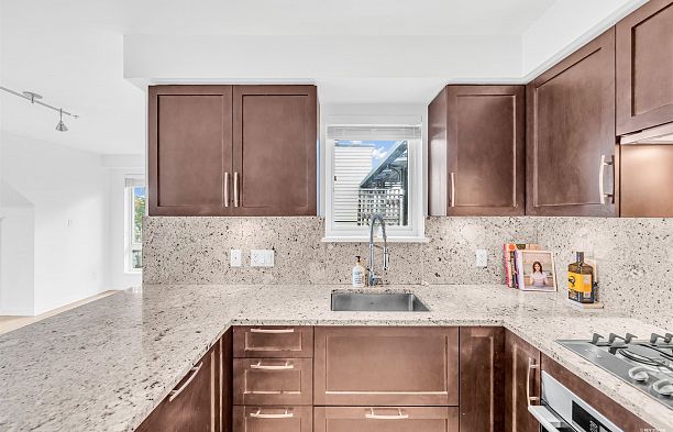 304 1880 W 57th Avenue South Granville
