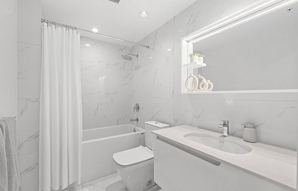 402-2239 W 7th Avenue Kitsilano
