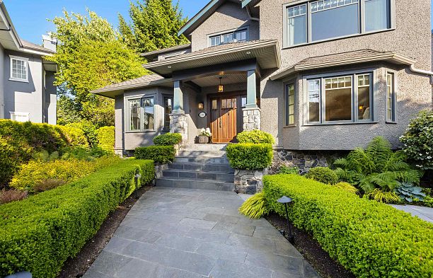 2318 Oliver Crescent Arbutus