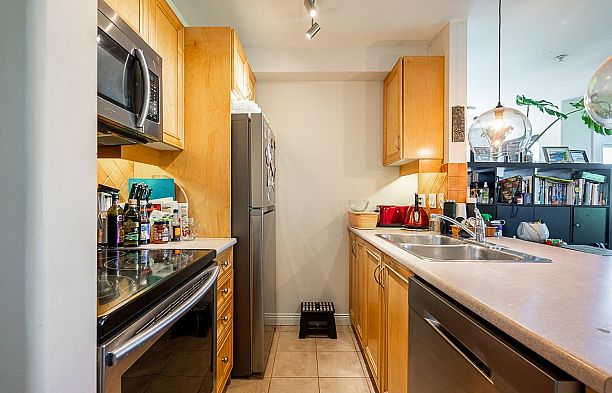 304 2119 Yew Street Kitsilano