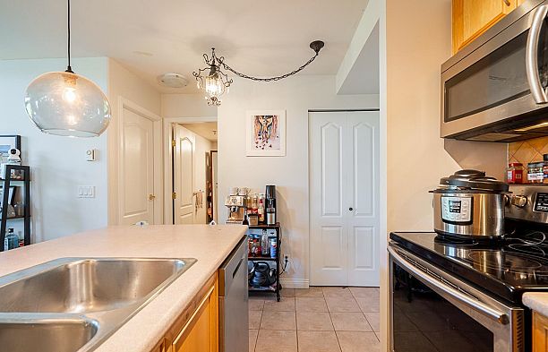 304 2119 Yew Street Kitsilano