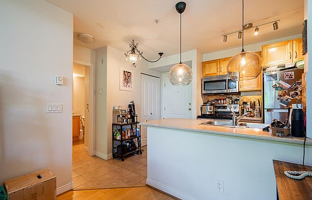 304 2119 Yew Street Kitsilano