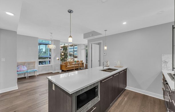 211 677 W 41st Avenue Cambie