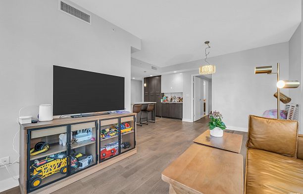 211 677 W 41st Avenue Cambie