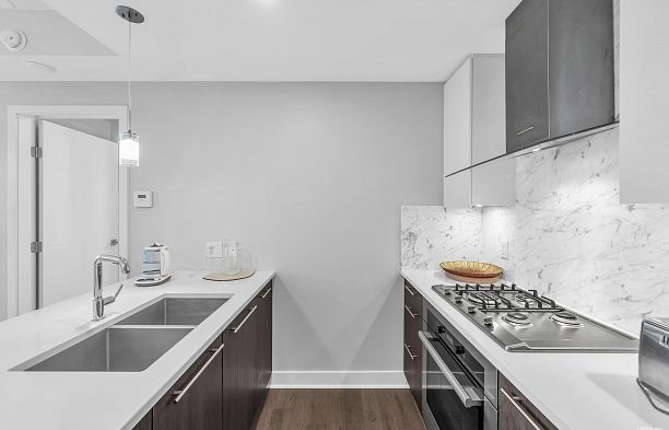 211 677 W 41st Avenue Cambie