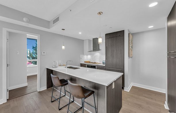 211 677 W 41st Avenue Cambie