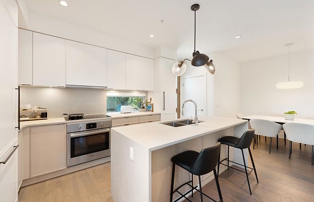 6812 Oak Street South Cambie