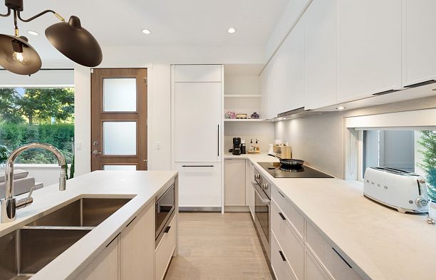 6812 Oak Street South Cambie