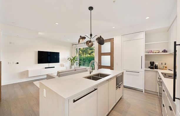 6812 Oak Street South Cambie
