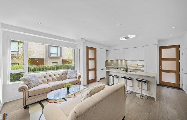 6816 Oak Street South Cambie
