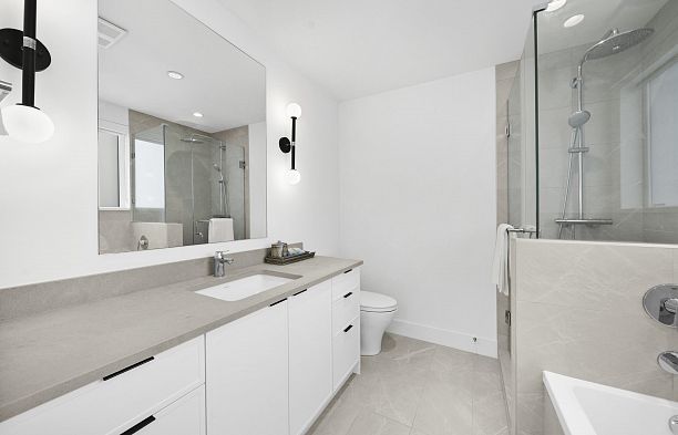6816 Oak Street South Cambie