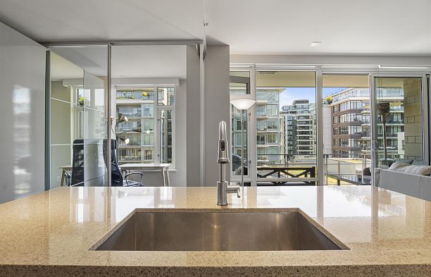 709 77 Walter Hardwick Avenue False Creek