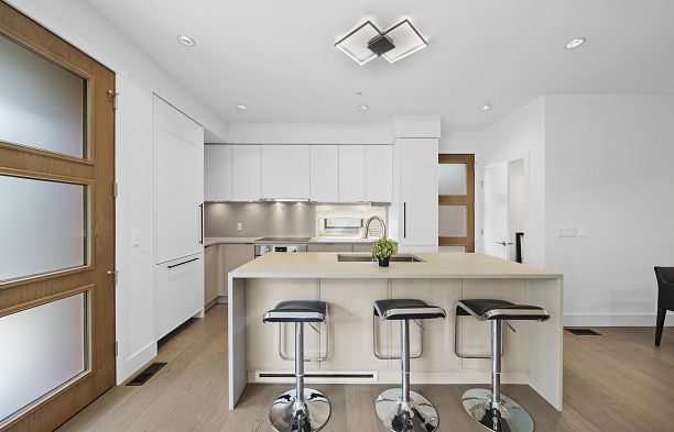 6816 Oak Street South Cambie