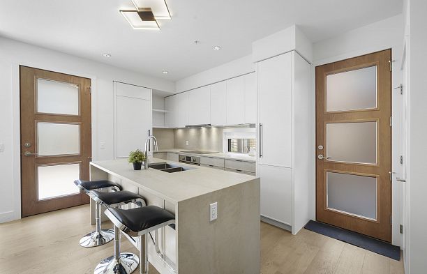 6816 Oak Street South Cambie