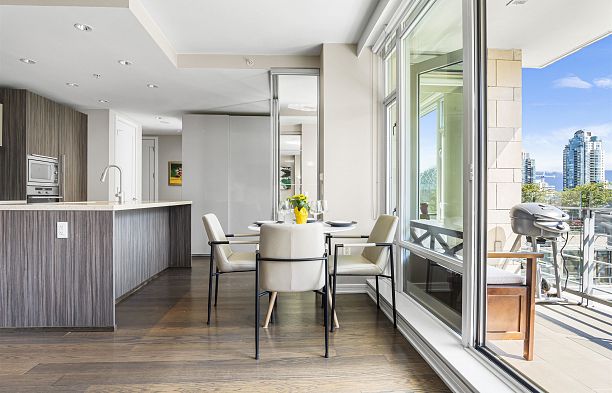 709 77 Walter Hardwick Avenue False Creek