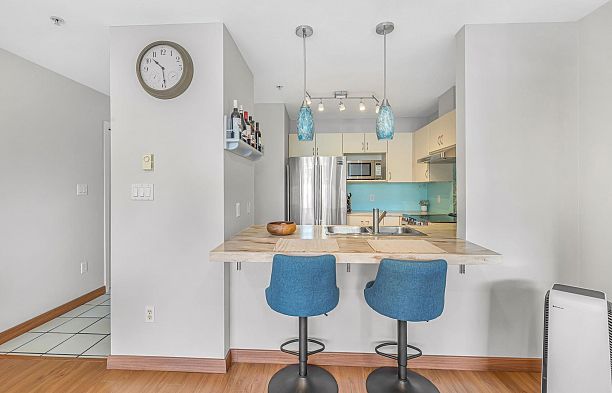 402 3161 W 4th Avenue Kitsilano